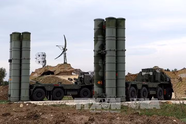 Hệ thống phòng thủ tên lửa S-400 Triumf của Nga tại căn cứ quân sự Hmeimim ở tỉnh Latakia, miền tây bắc Syria. Ảnh: AFP/TTXVN