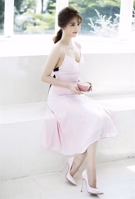 Ve ben Khac Tiep, Ngoc Trinh dep mong manh day mo mang - Anh 6