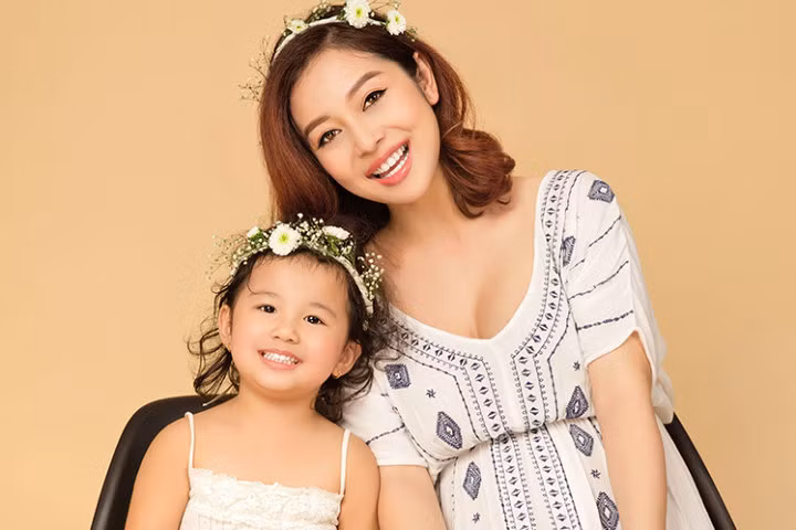 Jennifer Phạm mang bầu 7 tháng chụp ảnh cùng con gái