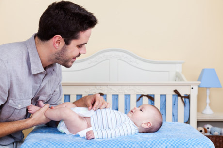 Chuyện gì xảy ra khi bố lần đầu thay bỉm cho con? - Ảnh 5 Chuyen gi xay ra khi bo lan dau thay bim cho con? - Anh 5