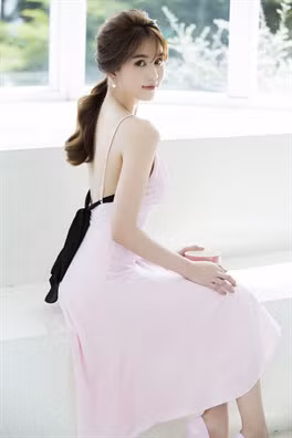 Ve ben Khac Tiep, Ngoc Trinh dep mong manh day mo mang - Anh 8