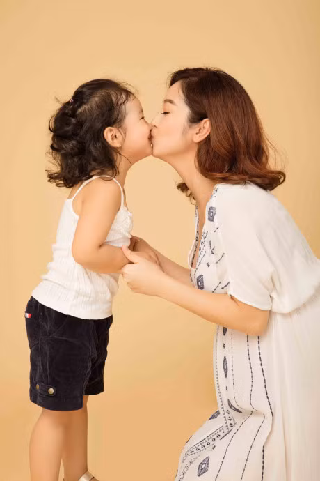 Jennifer Pham mang bau 7 thang chup anh cung con gai - Anh 2