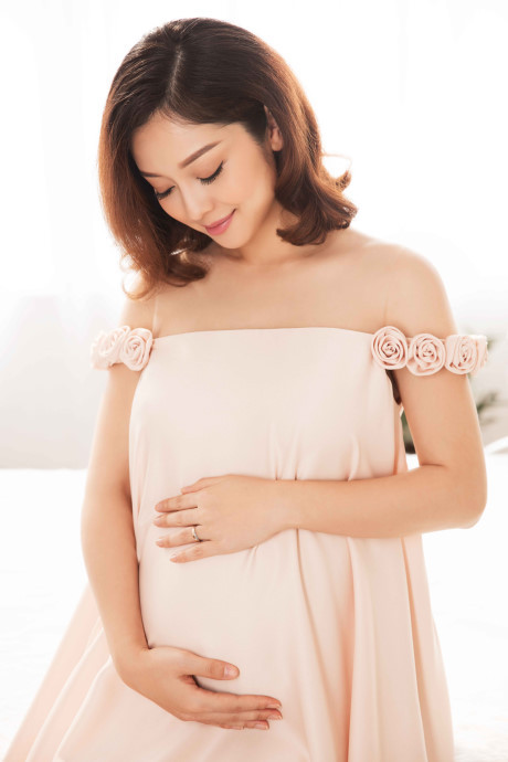 Jennifer Phạm mang bầu 7 tháng chụp ảnh cùng con gái - Ảnh 5 Jennifer Pham mang bau 7 thang chup anh cung con gai - Anh 5