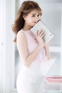 Ve ben Khac Tiep, Ngoc Trinh dep mong manh day mo mang - Anh 5