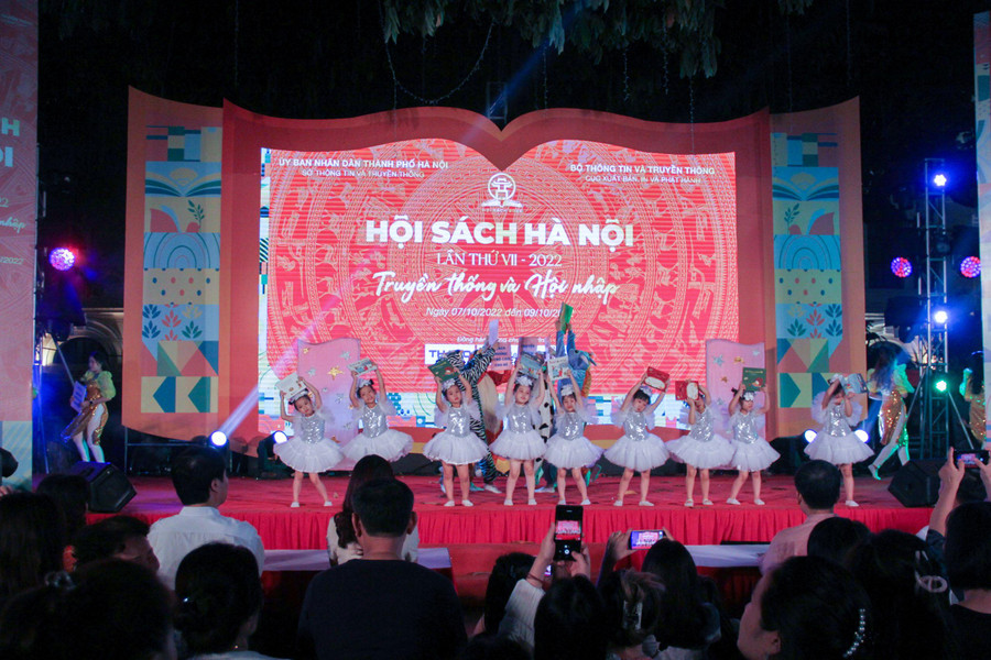 Những tiết mục giới thiệu sách được các bạn học sinh trong địa bàn quận Hoàn Kiếm thể hiện rất công phu.