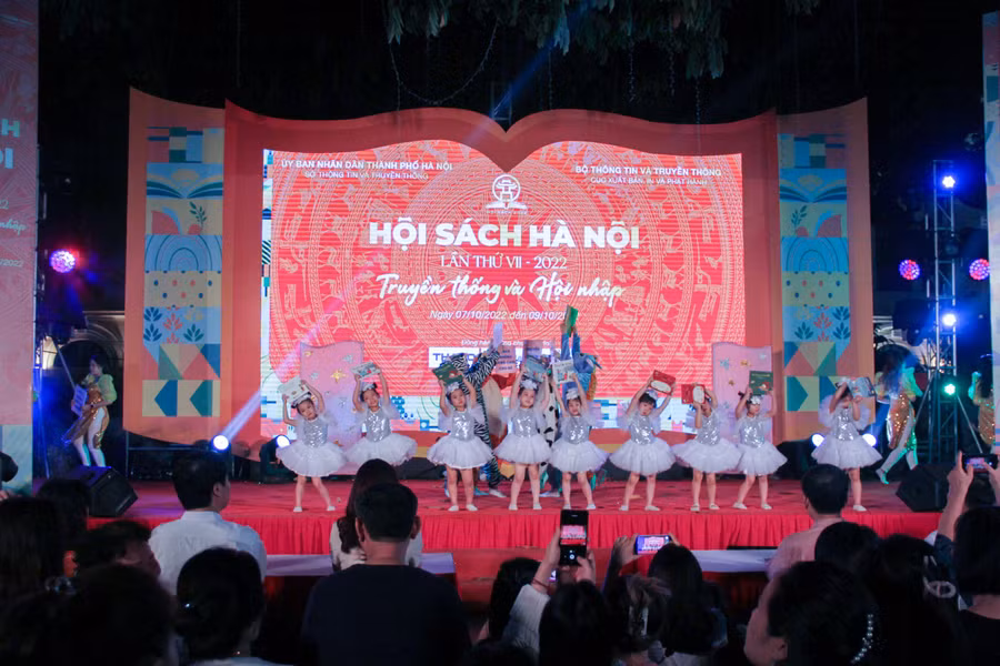 Những tiết mục giới thiệu sách được các bạn học sinh trong địa bàn quận Hoàn Kiếm thể hiện rất công phu.