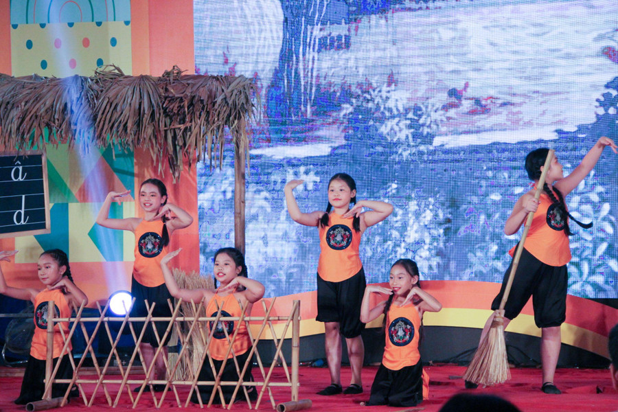 Trong 3 ngày diễn ra Hội sách, người tham dự sẽ được trải nghiệm nhiều hoạt động thú vị và bổ ích như: Giao lưu, giới thiệu sách của các em học sinh Tiểu học, THCS Thủ đô, Workshop... cùng nhiều chương trình giao lưu văn nghệ thiếu nhi với chủ đề sách và văn hóa đọc.