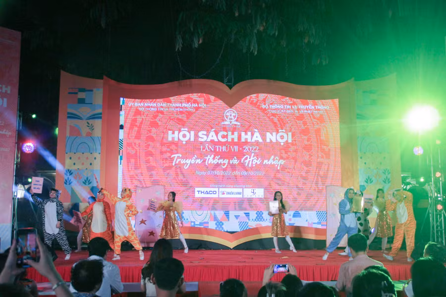 Học sinh Hoàn Kiếm tự tin giới thiệu sách trên sân khấu Hội Sách Hà Nội 2022.