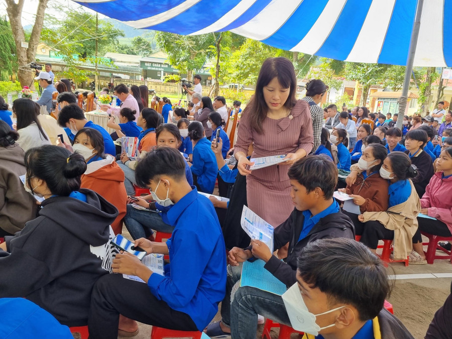 Qua các buổi tư vấn, đối thoại nghề nghiệp, học sinh, đoàn viên thanh niên có nhiều cơ hội lựa chọn nghề nghiệp để theo học, việc làm phù hợp. Qua các buổi tư vấn, đối thoại nghề nghiệp, học sinh, đoàn viên thanh niên có nhiều cơ hội lựa chọn nghề nghiệp để theo học, việc làm phù hợp.