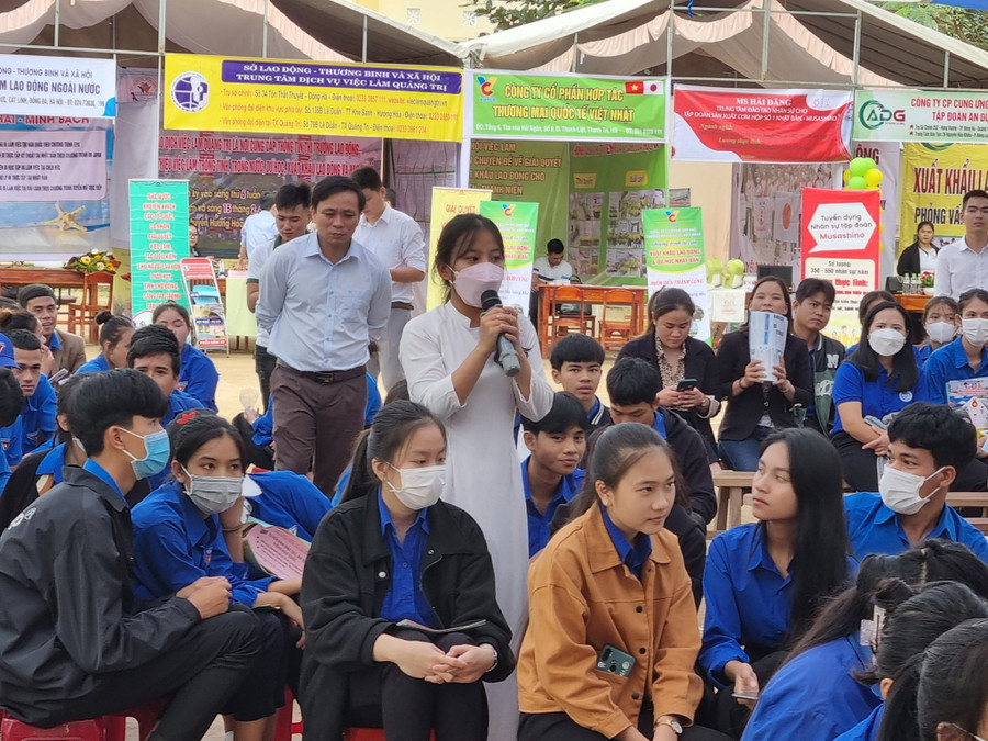 Học sinh trao đổi thông tin về ngành nghề và nhu cầu tuyển dụng, cơ hội của mỗi ngành. (Ảnh: Sở LĐ-TB&XH Quảng Trị). Học sinh trao đổi thông tin về ngành nghề và nhu cầu tuyển dụng, cơ hội của mỗi ngành. (Ảnh: Sở LĐ-TB&XH Quảng Trị).