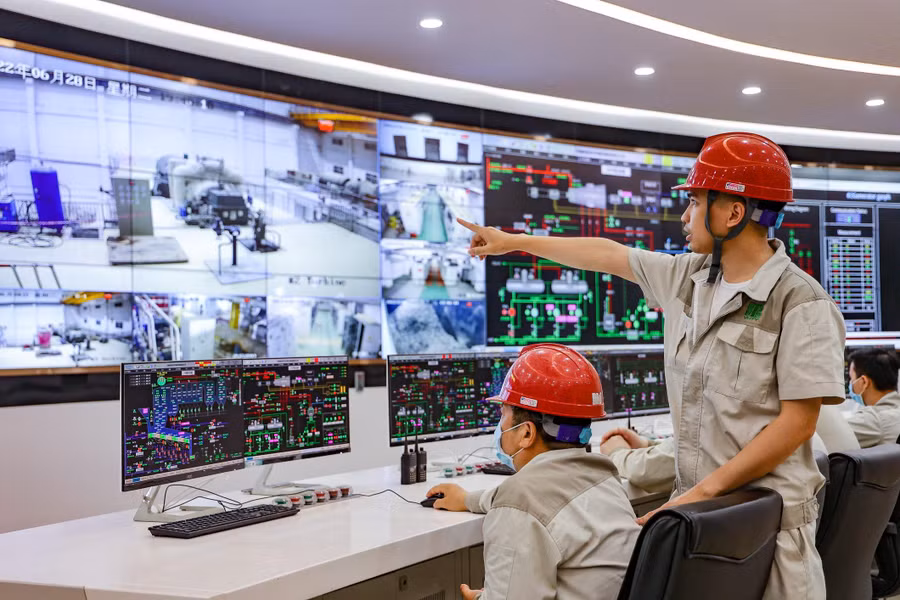 Cận cảnh bên trong nhà máy rđốt rác phát điện chuẩn bị đi vào hoạt động.