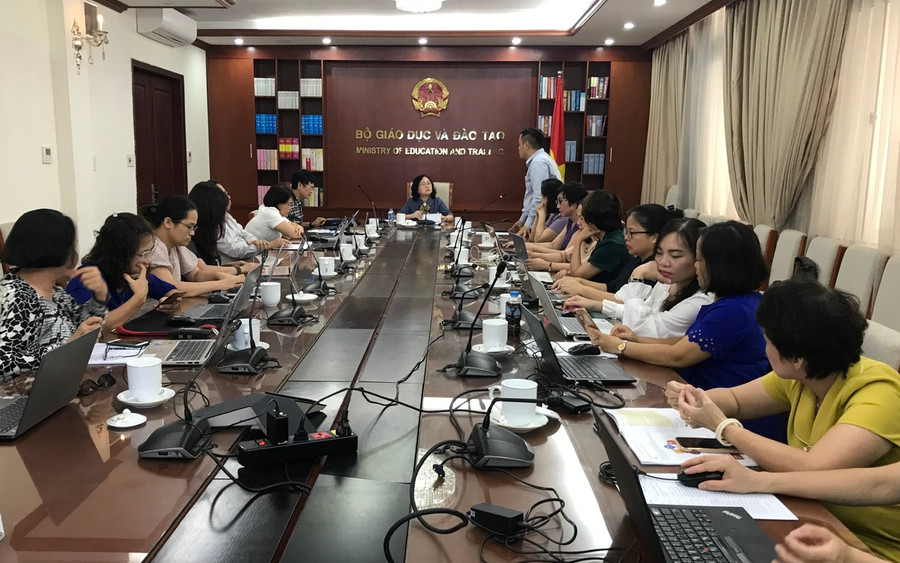 Trưởng Ban biên soạn Lê Anh Vinh báo cáo tiến độ thực hiện.