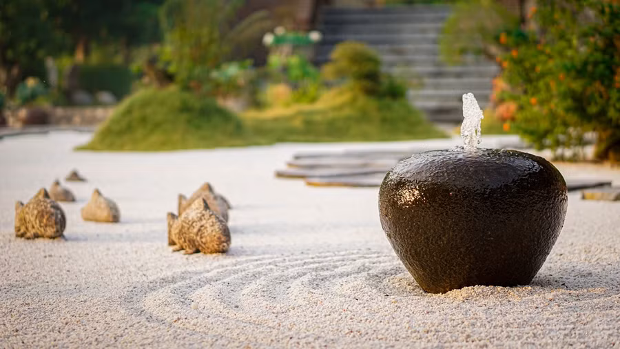 Dạo quanh khuôn viên, nhìn những viên sỏi trắng cũng khiến lòng người trở nên nhẹ nhàng, thanh thoát…