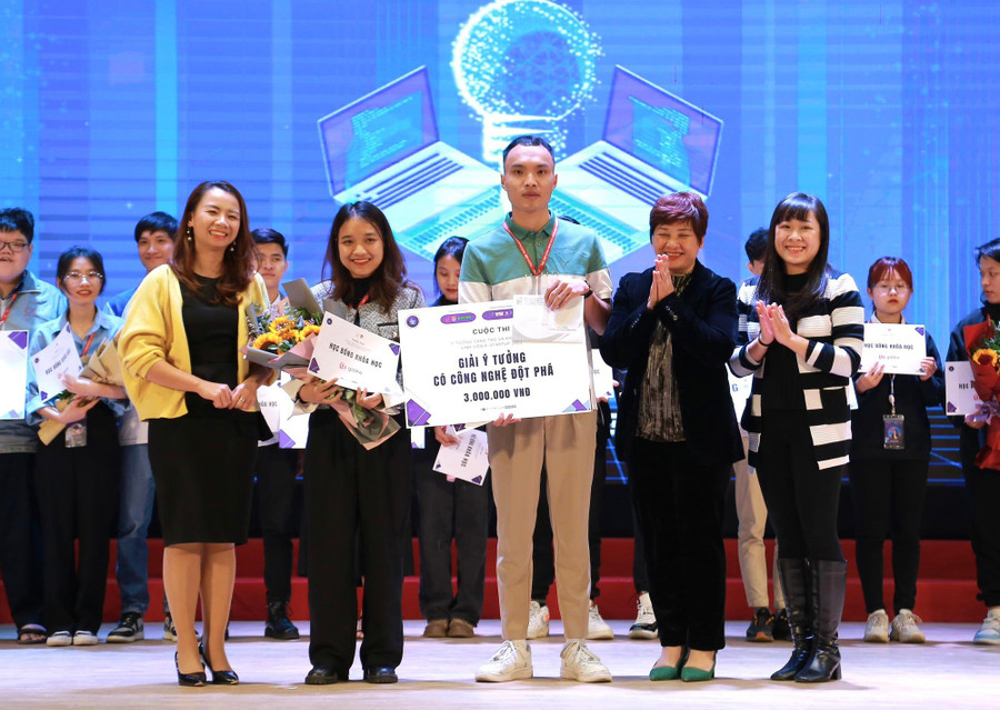 BTC trao giải đội cho đội Crossmind, đội có ý tưởng công nghệ đột phá.