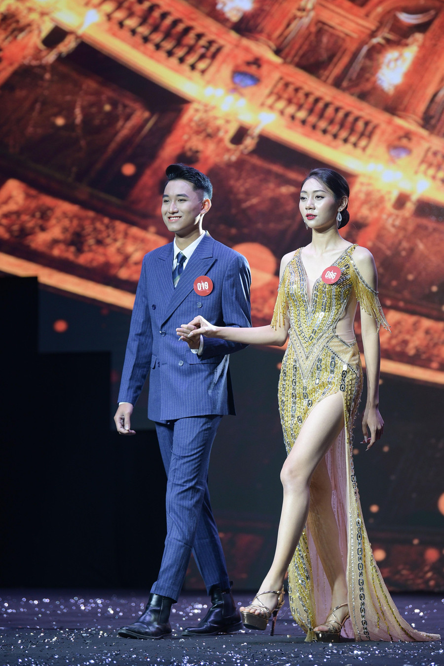 Phần thi trang phục dạ hội của các thí sinh