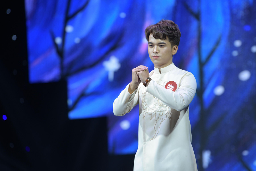 Phần thi trang phục áo dài của 20 thí sinh trong đêm chung kết.