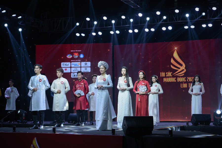 Phần thi trang phục áo dài của 20 thí sinh trong đêm chung kết.