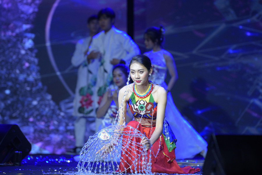 Phần thi tài năng của thí sinh Lê Thị Lan Anh.