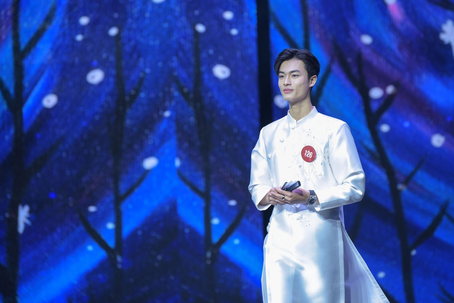 Phần thi trang phục áo dài của 20 thí sinh trong đêm chung kết.