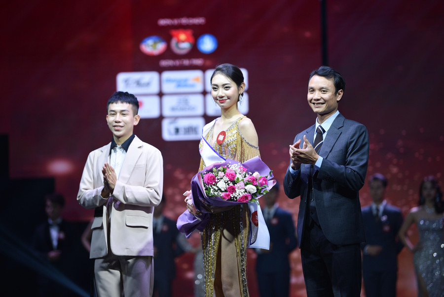 Bạn Lê Thị Lan Anh là thí sinh tài năng nhất và nhận được chiếc vé đầu tiên vào top 5 đêm chung kết.