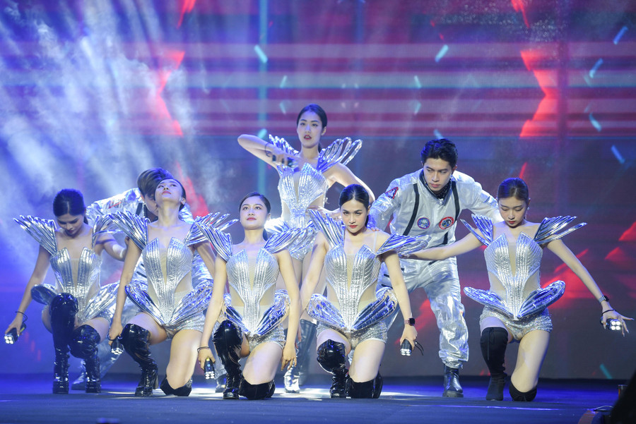 Tiết mục văn nghệ mở đầu cho đêm chung kết Tài sắc Phương Đông 2022.