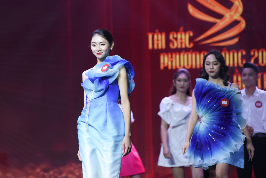 Phần thi đầu tiên, phần thi chào hỏi của các thí sinh tại đêm chung kết.