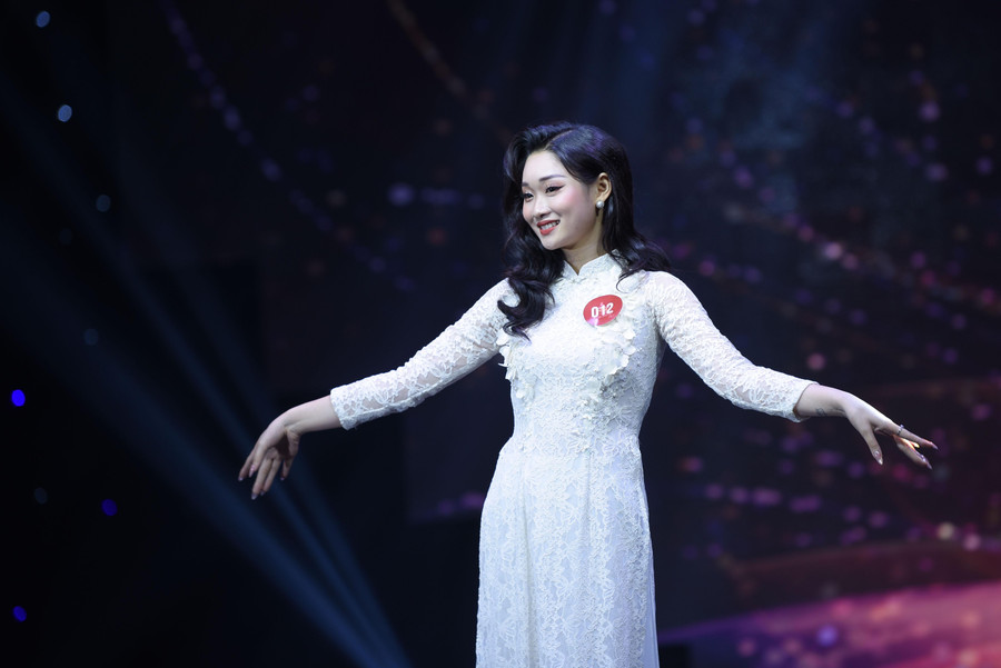 Phần thi trang phục áo dài của các thí sinh nữ trong đêm chung kết.