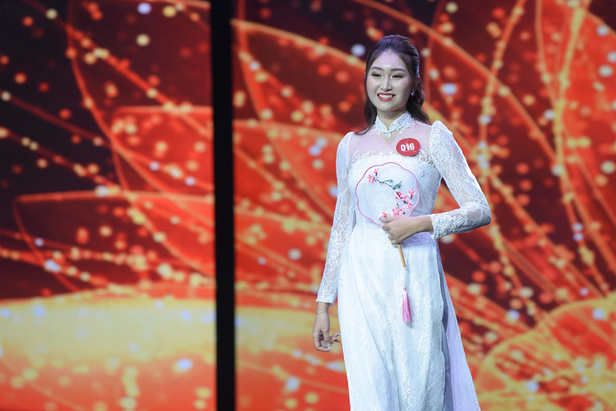 Phần thi trang phục áo dài của các thí sinh nữ trong đêm chung kết.
