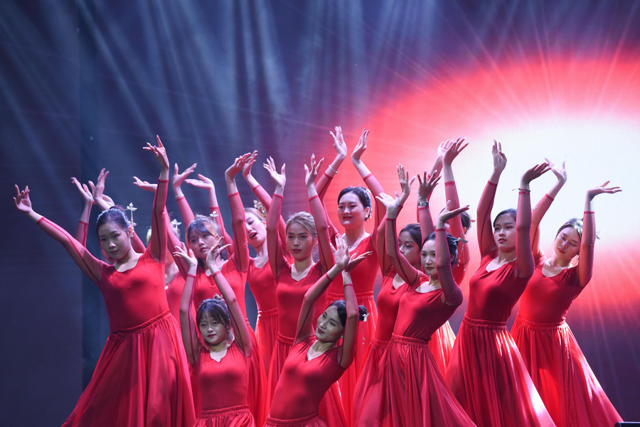 Tiết mục múa của clb nghệ thuật Phương Đông.