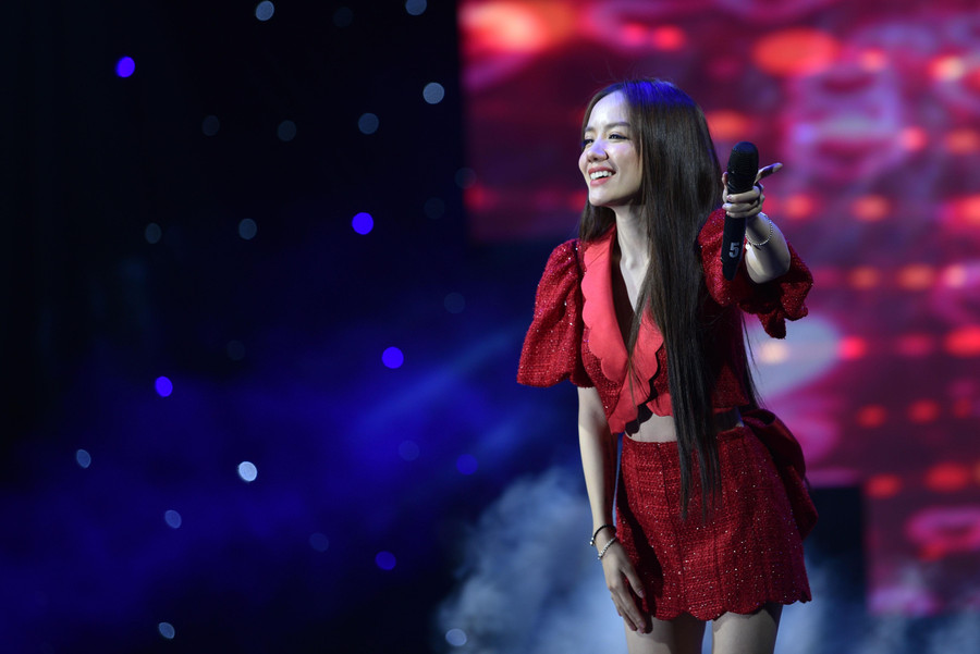 Sân khấu đêm chung kết Tài sắc Phương đông lại càng nóng hơn khi có sự góp mặt của ca sĩ Phương Ly.