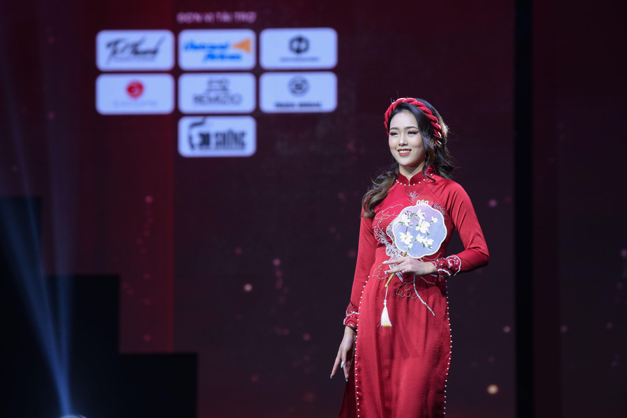 Phần thi trang phục áo dài của các thí sinh nữ trong đêm chung kết.