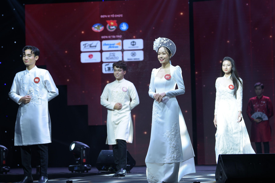 Phần thi trang phục áo dài của 20 thí sinh trong đêm chung kết.