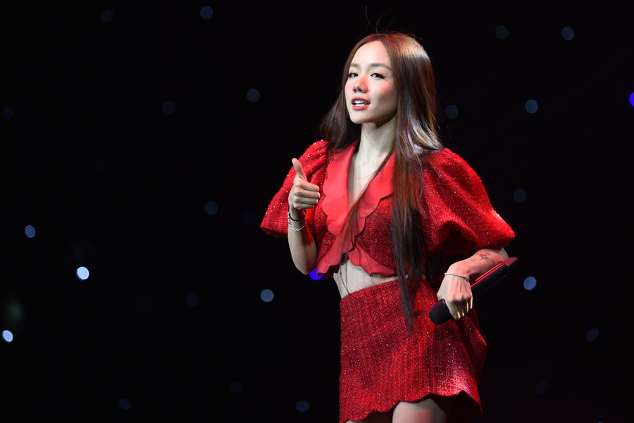 Sân khấu đêm chung kết Tài sắc Phương đông lại càng nóng hơn khi có sự góp mặt của ca sĩ Phương Ly.