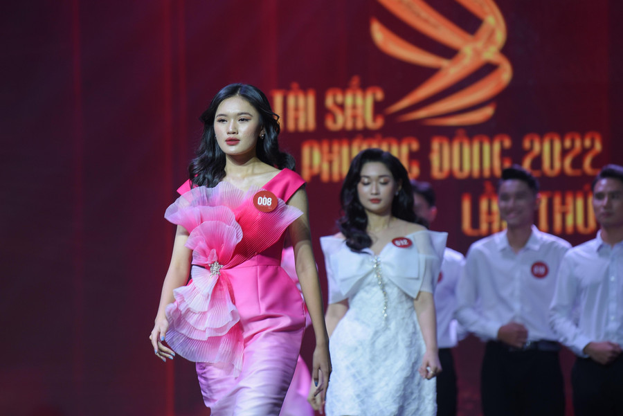 Phần thi đầu tiên, phần thi chào hỏi của các thí sinh tại đêm chung kết.