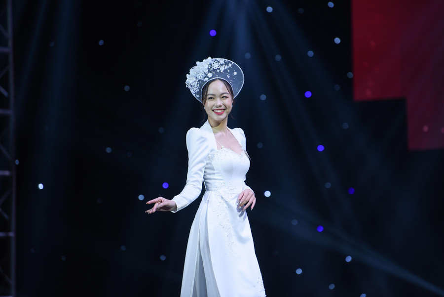 Phần thi trang phục áo dài của các thí sinh nữ trong đêm chung kết.
