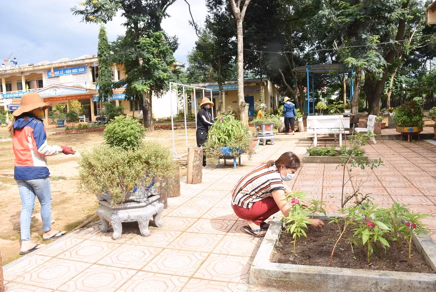 Giáo viên huyện Đăk Tô dọn vệ sinh chuẩn bị đón học sinh trở lại trường.