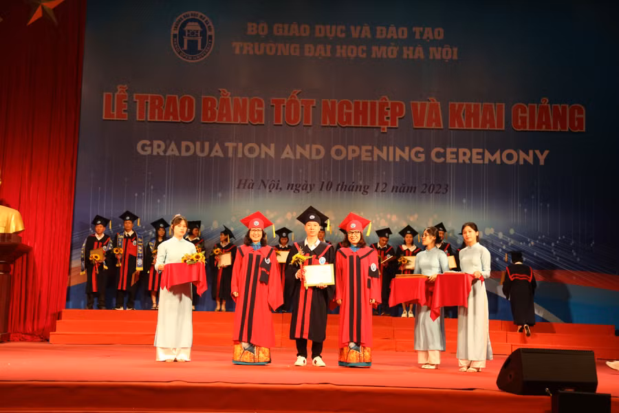 Lãnh đạo Trường ĐH Mở Hà Nội trao bằng tốt nghiệp cho các tân cử nhân.