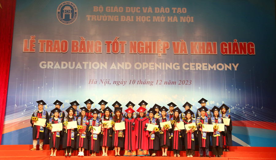 Các tân thạc sĩ nhận bằng tốt nghiệp. Các tân thạc sĩ nhận bằng tốt nghiệp.