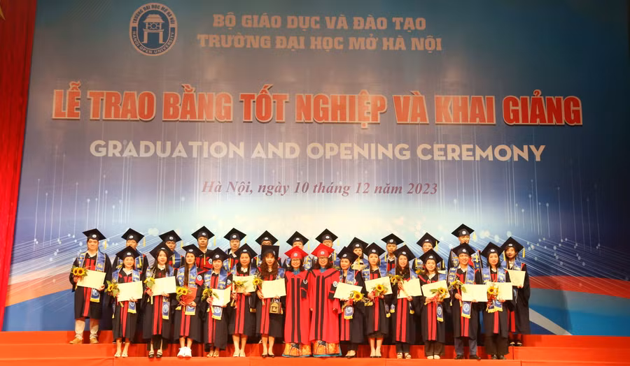 Các tân thạc sĩ nhận bằng tốt nghiệp.