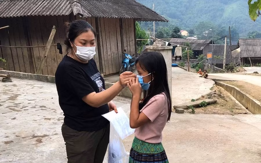 Cô Lê Thị Hương Lan, GV Trường TH&amp;THCS số 2 Hồng Ca nhắc nhở HS về nhà giữ gìn vệ sinh và học bài tại thôn Khe Ron