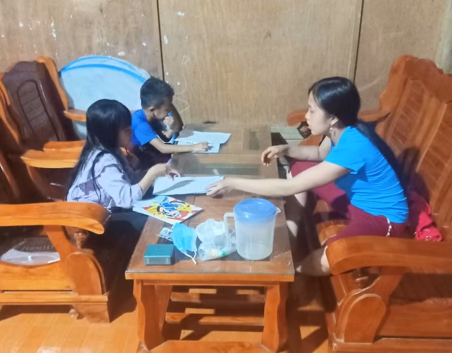 Chị Tráng Thị Sênh, thôn Hồng Lâu đang hướng dẫn con làm bài tập
