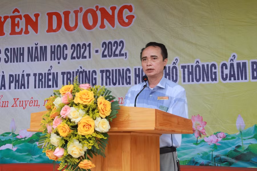 Thầy Nguyễn Văn Quang, Hiệu trưởng Trường THPT Cẩm Bình phát biểu tại lễ phát thưởng.