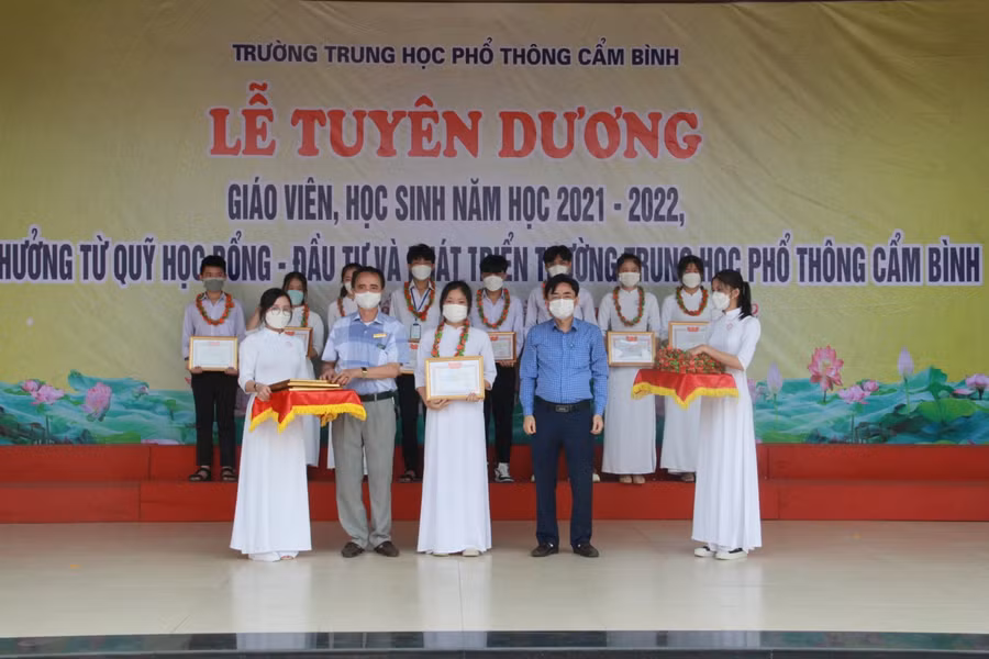 Nhà trường đã trao thưởng Quỹ học bổng Đầu tư phát triển Trường THPT Cẩm Bình cho 76 học sinh đạt giải ở các lĩnh vực.