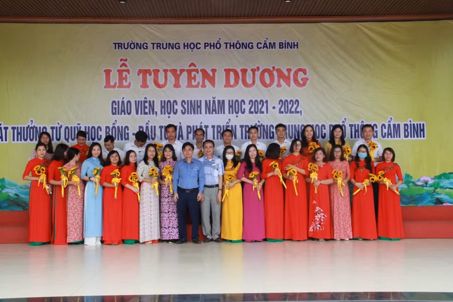 Trao thưởng cho các giáo viên có thành tích tốt trong công tác giảng dạy.