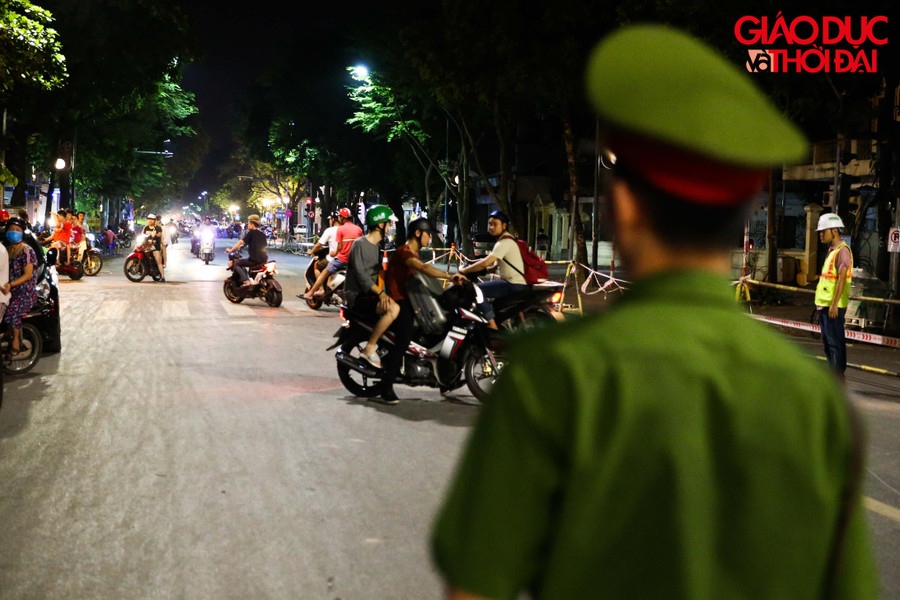 Tuy đã thử nghiệm trong 1 tuần qua, nhưng nhiều phương tiện vẫn leo lên vỉa hè, đi vào phía đường đã quây rào