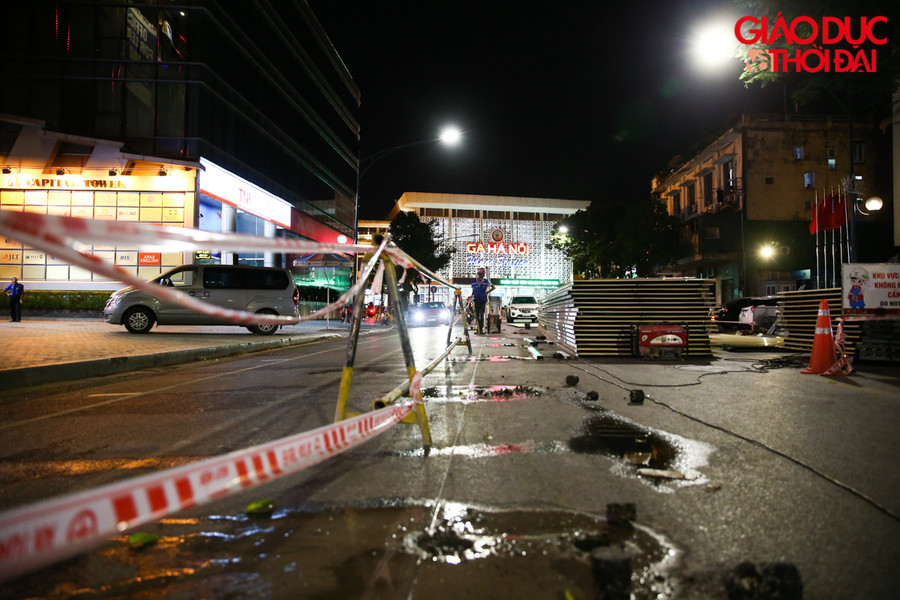 Sau 1 tuần thử rào, tối 28/6 nhà thầu chính chức lắp rào tôn cứng