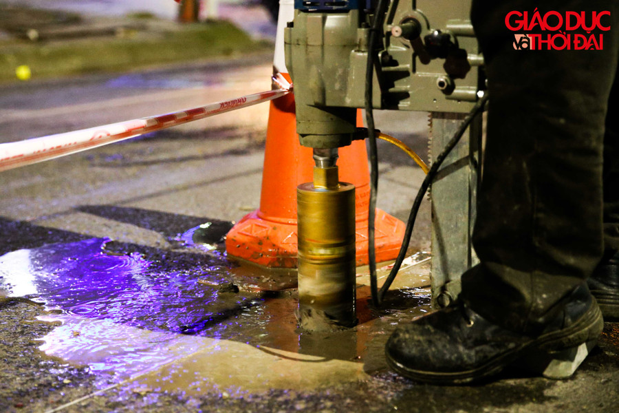 Đội thi công khoan đường để lập hàng rào