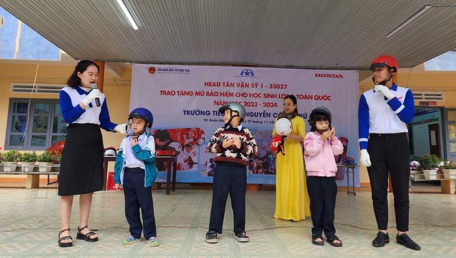 Hướng dẫn đội MBH đúng cách giúp bảo đảm an toàn khi ngồi sau xe mô tô. (Ảnh: TT) Hướng dẫn đội MBH đúng cách giúp bảo đảm an toàn khi ngồi sau xe mô tô. (Ảnh: TT)