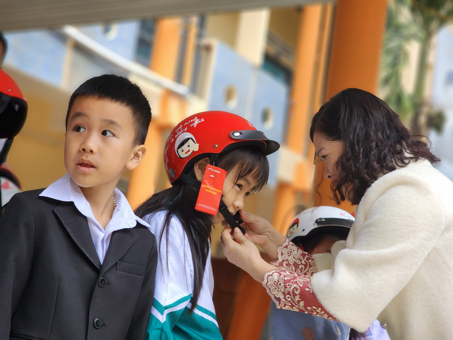 Bà Hà Thị Thủy hướng dẫn học sinh đội MBH đúng quy định. (Ảnh: TT) Bà Hà Thị Thủy hướng dẫn học sinh đội MBH đúng quy định. (Ảnh: TT)
