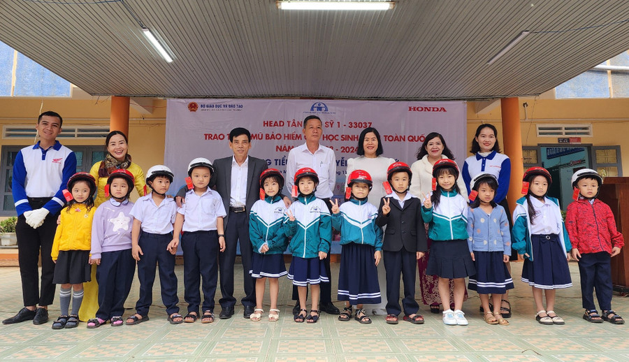 Đại diện 250 học sinh lớp 1 Trường tiểu học Nguyễn Công Trứ nhận MBH từ ban tổ chức. (Ảnh: TT) Đại diện 250 học sinh lớp 1 Trường tiểu học Nguyễn Công Trứ nhận MBH từ ban tổ chức. (Ảnh: TT)